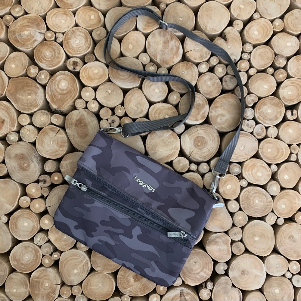 NWOT Baggallini Flip Zip Grey Camouflage Crossbody Bag.